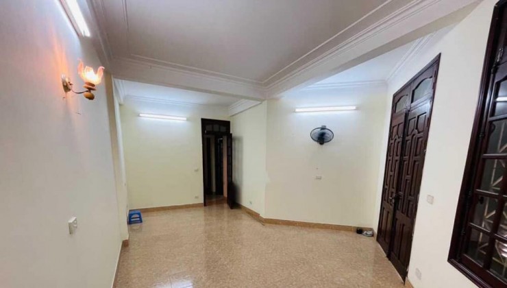 Cho thuê căn hộ chung cư tòa Thành Công Tower 57 Láng Hạ, 178 m² - 3 ngủ, 2VS, 18 Tr